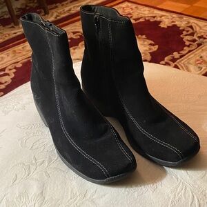 Clarks Women’s Wave Black Suede Ankle Boots Size 10M